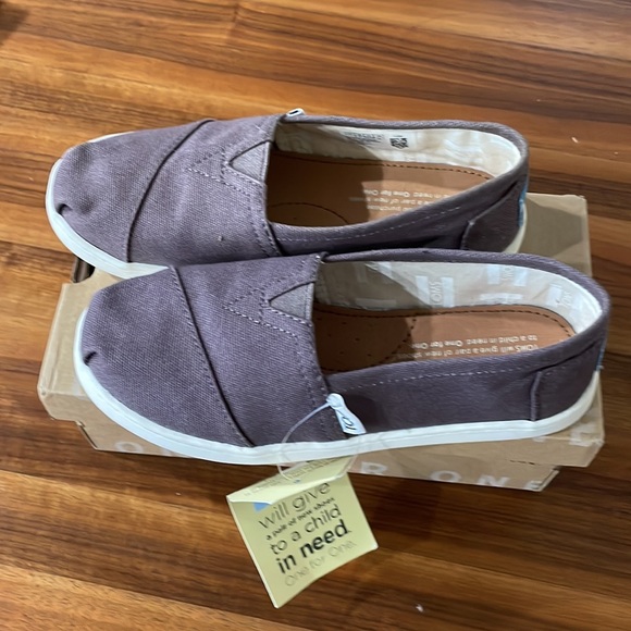 Brand new in box kids TOMS - Picture 2 of 3